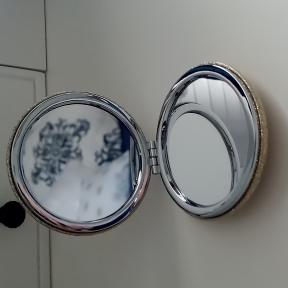 Gold Compact Mirror - Picture 1 of 7